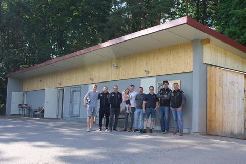 Die Hoizer und BM Treiber vor dem renovierten Sandbühlgebäude.