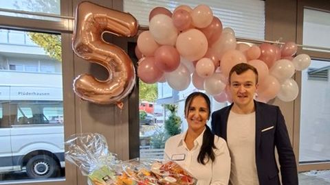 Bürgermeister Benjamin Treiber gratuliert der Leiterin der Tagespflege Plüderhausen der Zieglerschen, Magdalini Karakatsani, zum fünfjährigen Jubiläum der Tagespflege. 