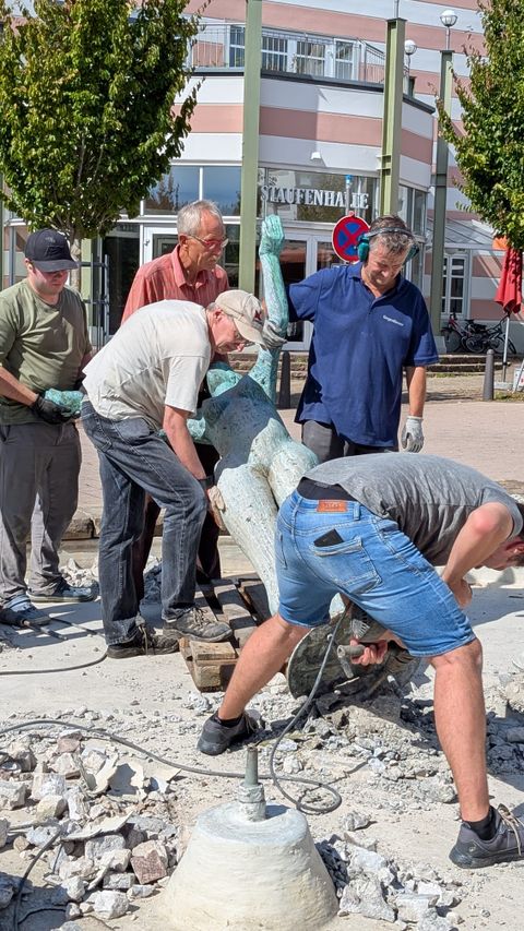 Ehrenamtliche der Gemeinde Plüderhausen halten die größte Figur