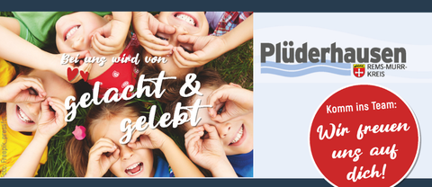 Kinder die mit den Händen eine Brille formen und lachen