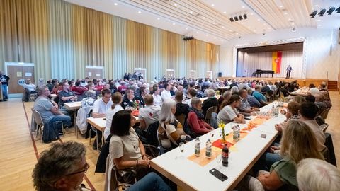Gäste des Ehrenamtsempfangs in der Staufenhalle Plüderhausen 
