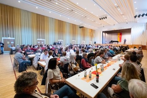 Gäste des Ehrenamtsempfangs in der Staufenhalle Plüderhausen 