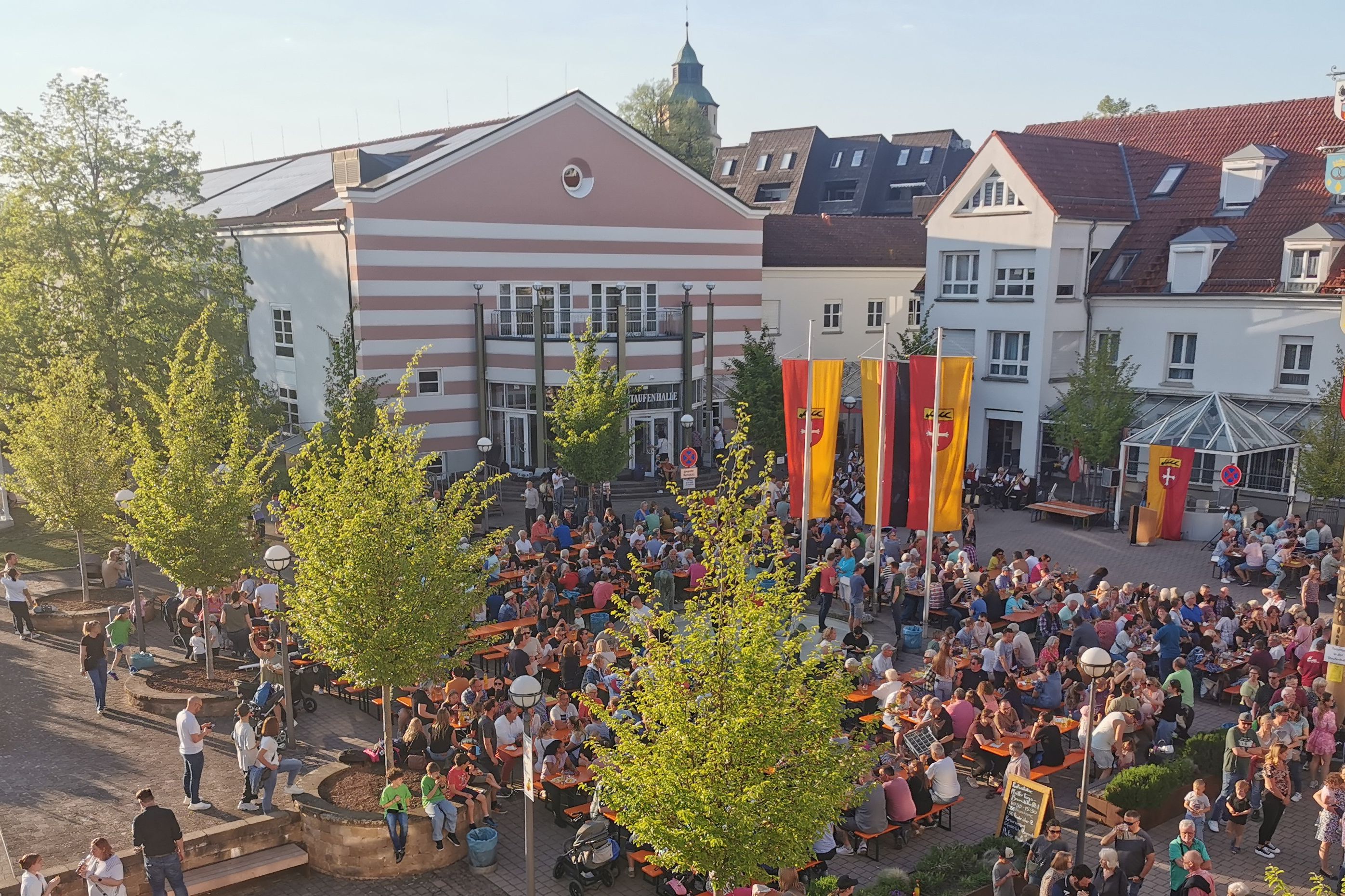 Das Bild zeigt die Marktplatzhocketse.