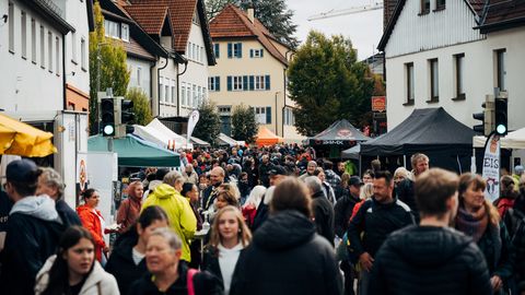 Besucherinnen und Besucher auf dem Flohmarkt in Plüderhausen 