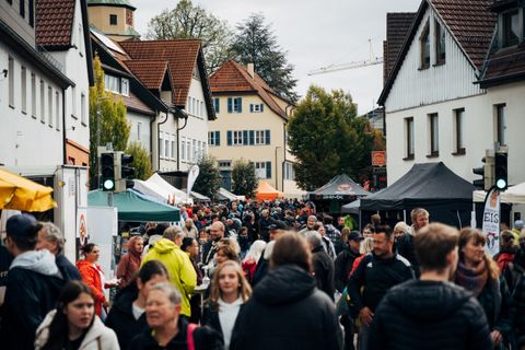 Besucherinnen und Besucher auf dem Flohmarkt in Plüderhausen 