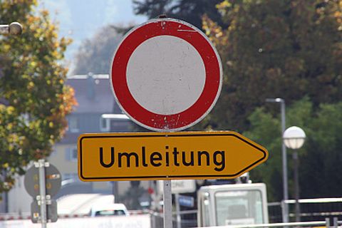 Das Foto zeigt beispielhaft die Verkehrszeichen zum Durchfahrtsverbot und Umleitungswegweiser