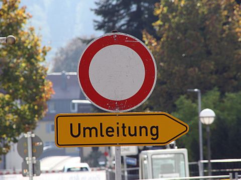 Das Foto zeigt beispielhaft die Verkehrszeichen zum Durchfahrtsverbot und Umleitungswegweiser