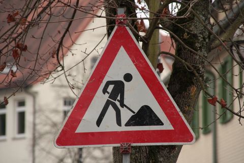Verkehrszeichen Achtung Baustelle