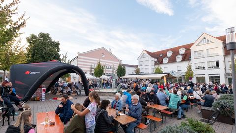 Gäste des Spendentreffs auf dem Marktplatz