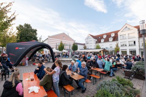 Gäste des Spendentreffs auf dem Marktplatz