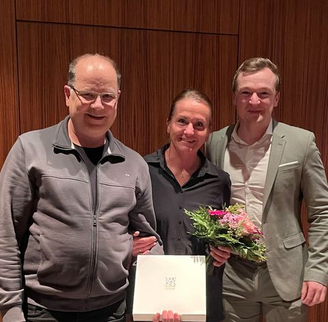 Das Bild zeigt GR Marcus Weller und seine Frau Petra mit einem Blumenstrauß sowie BM Treiber. 