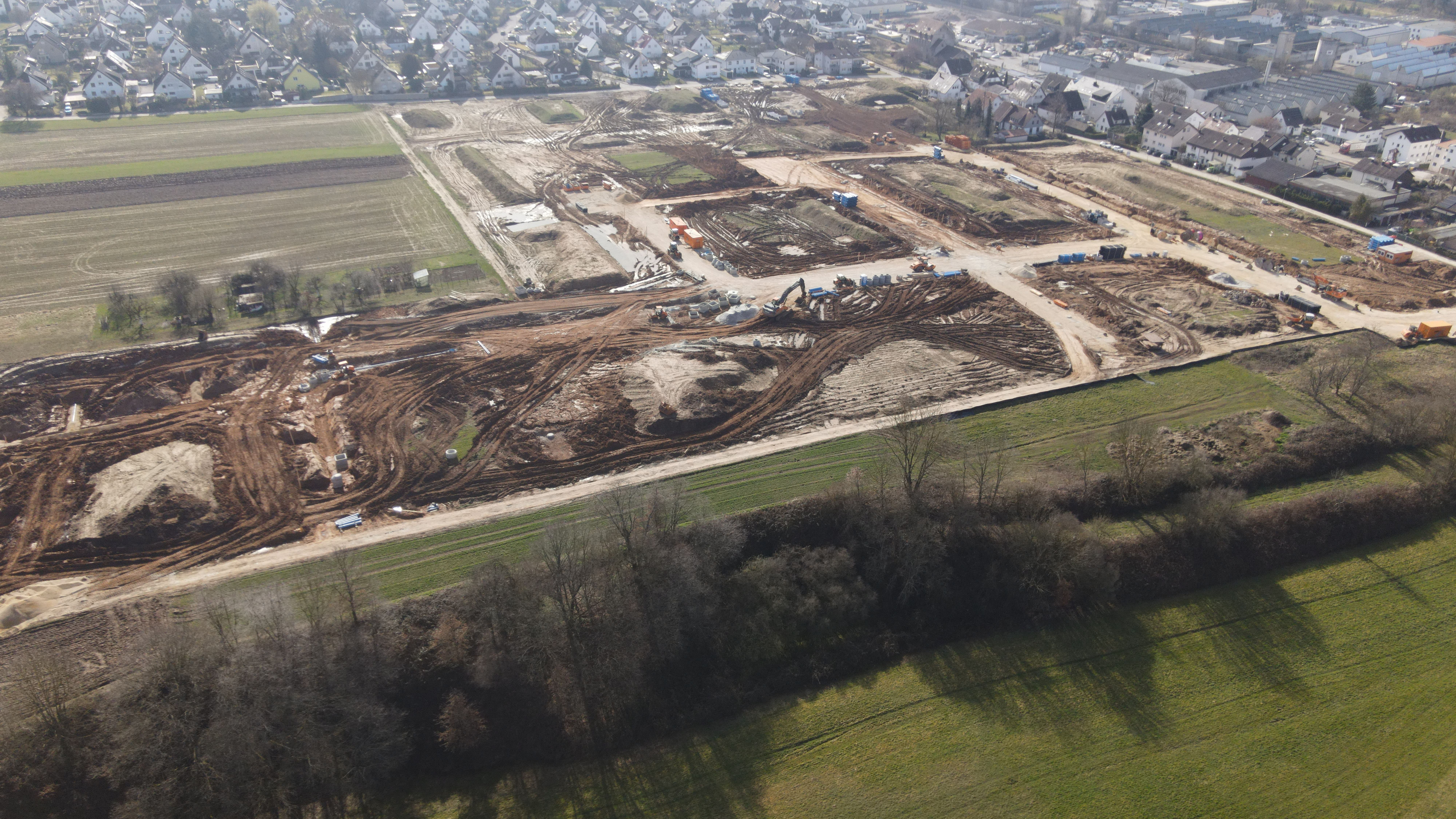 Blick auf das neue Baugebiet, die ersten Straßen sind erkennbar