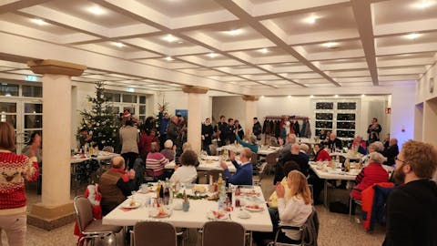 Gut besuchtes Foyer der Staufenhalle beim 'Heilig Abend nicht allein'