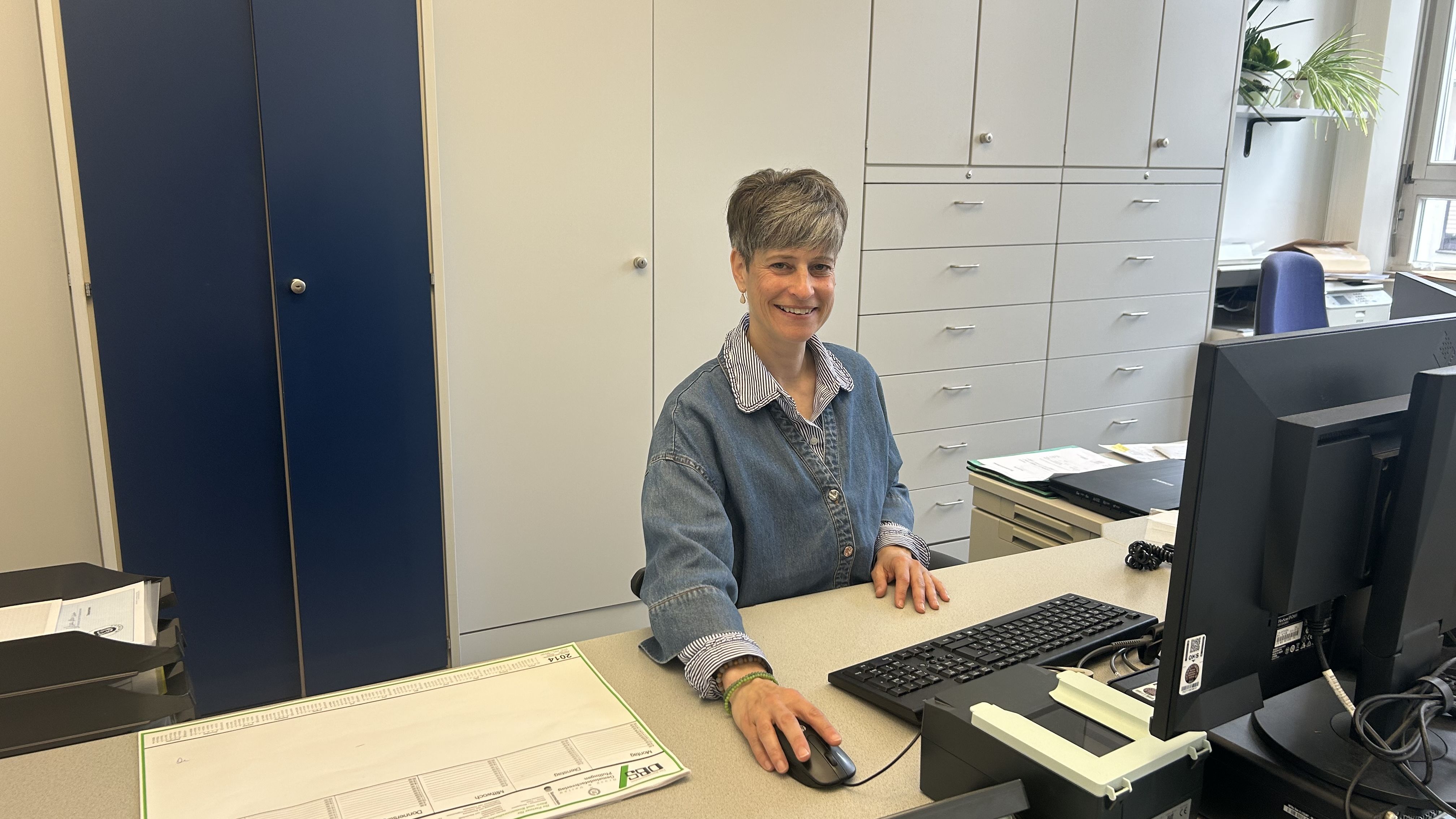 Sandra Tschaffon an ihrem Arbeitsplatz 