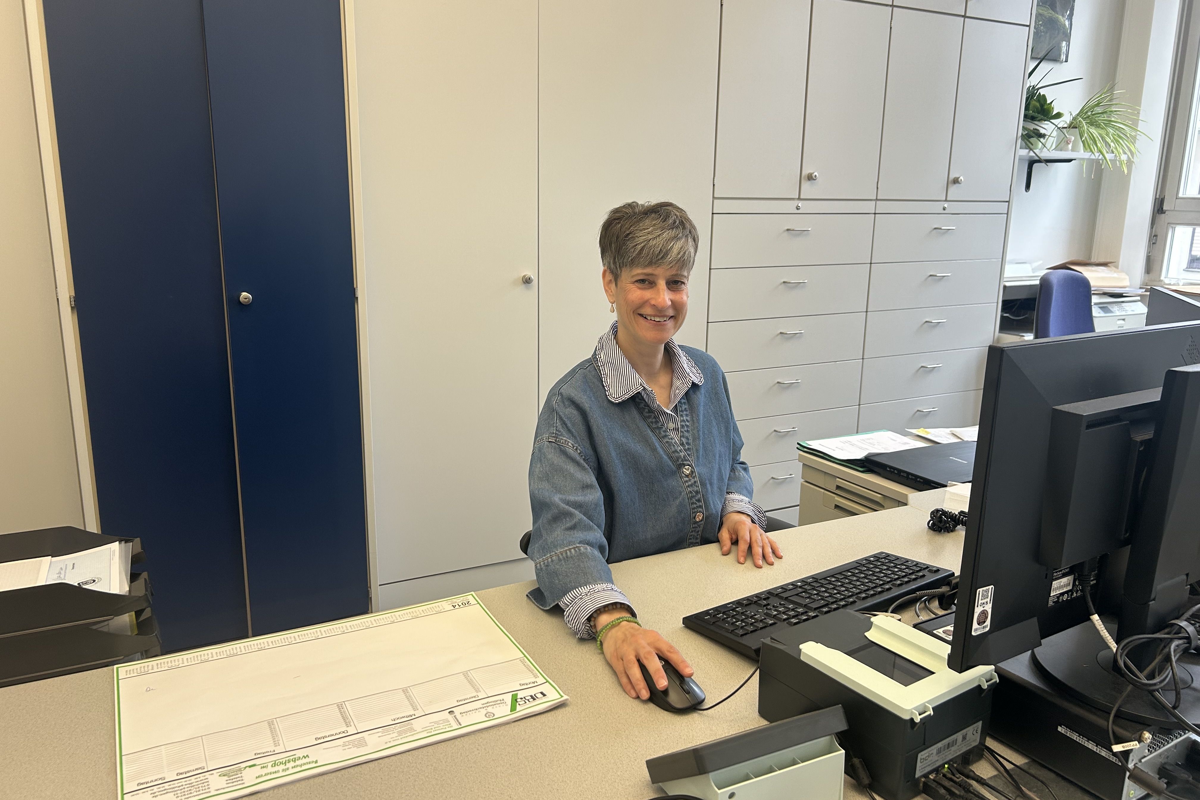 Sandra Tschaffon an ihrem Arbeitsplatz 