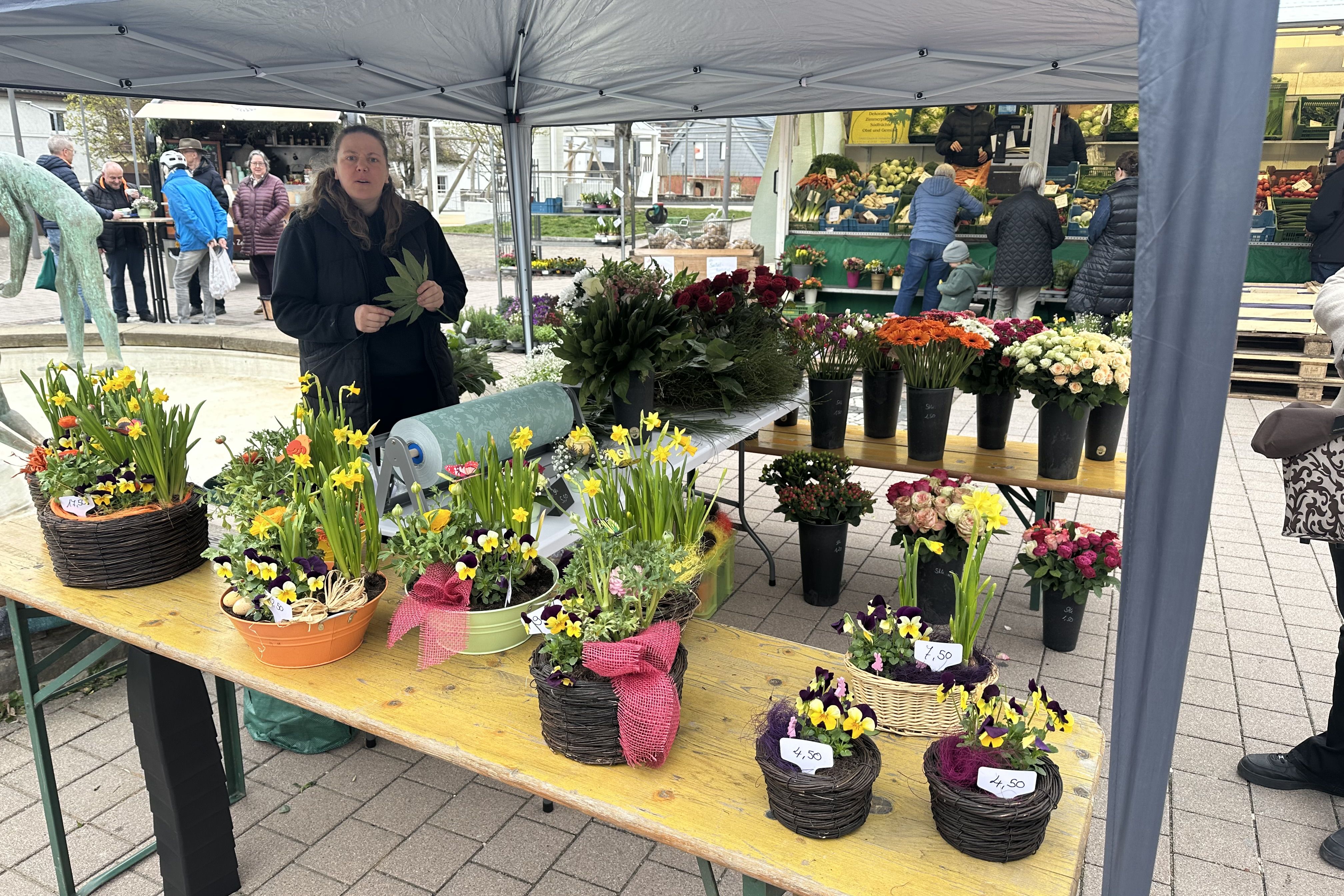 Die neue Marktbeschickerin Frau Metzger auf dem Wochenmarkt mit Ihren Blumen und Geschenkkörben auf dem Markplatz in Plüderhausen. 