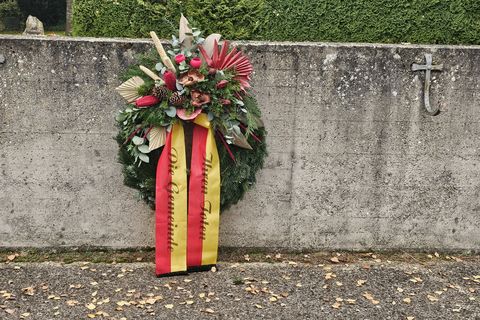 Das Bild zeigt den Kranz auf dem Friedhof Plüderhausen.