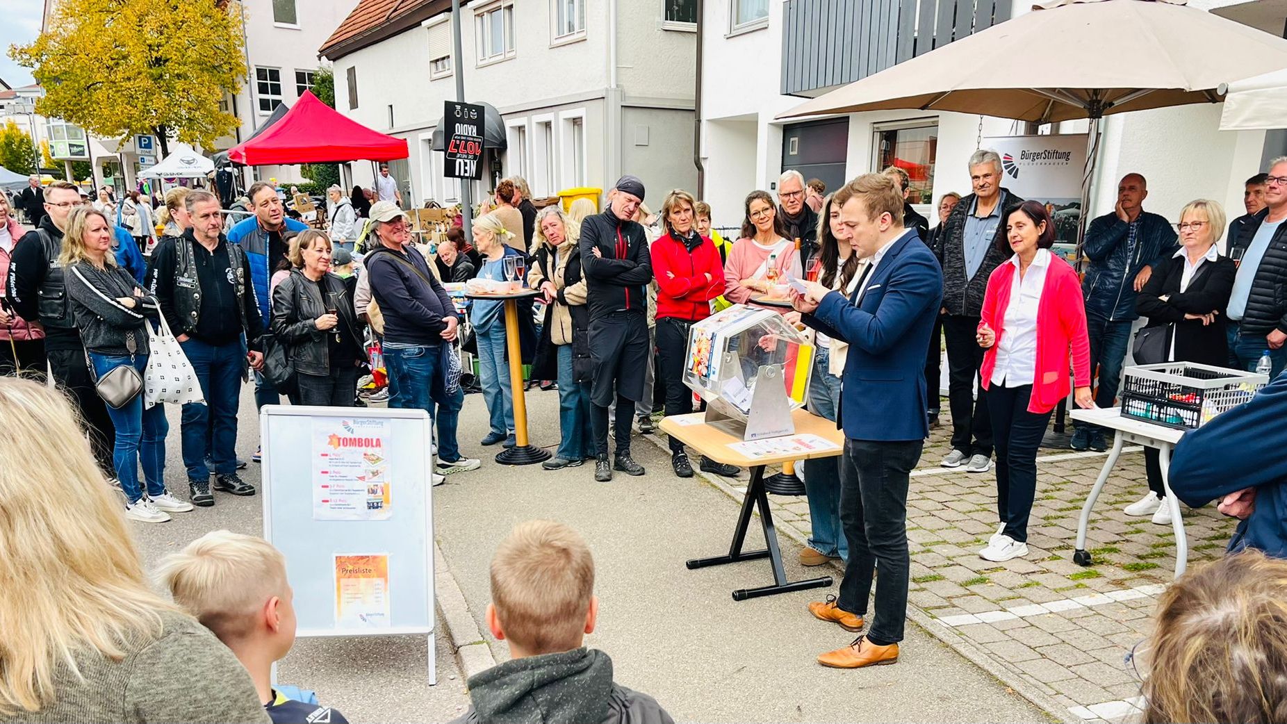 Bürgermeister Treiber bei der Verlosung der Preise am Flohmarktstand der BürgerStiftung