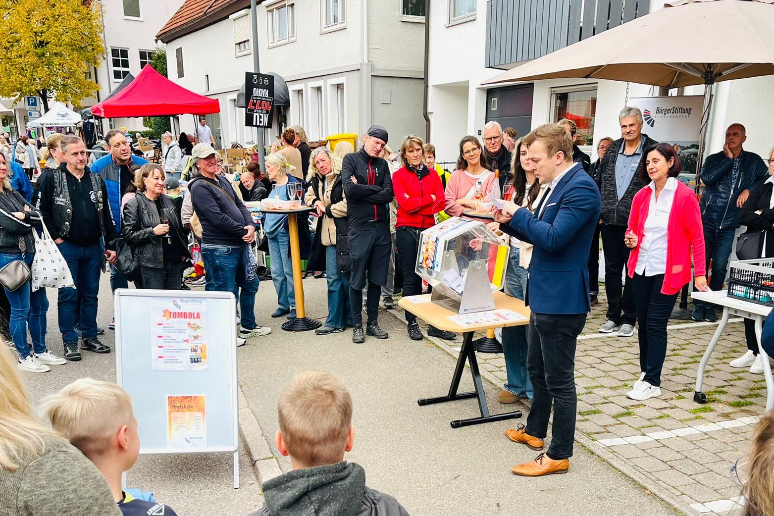 Bürgermeister Treiber bei der Verlosung der Preise am Flohmarktstand der BürgerStiftung
