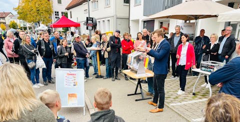 Bürgermeister Treiber bei der Verlosung der Preise am Flohmarktstand der BürgerStiftung