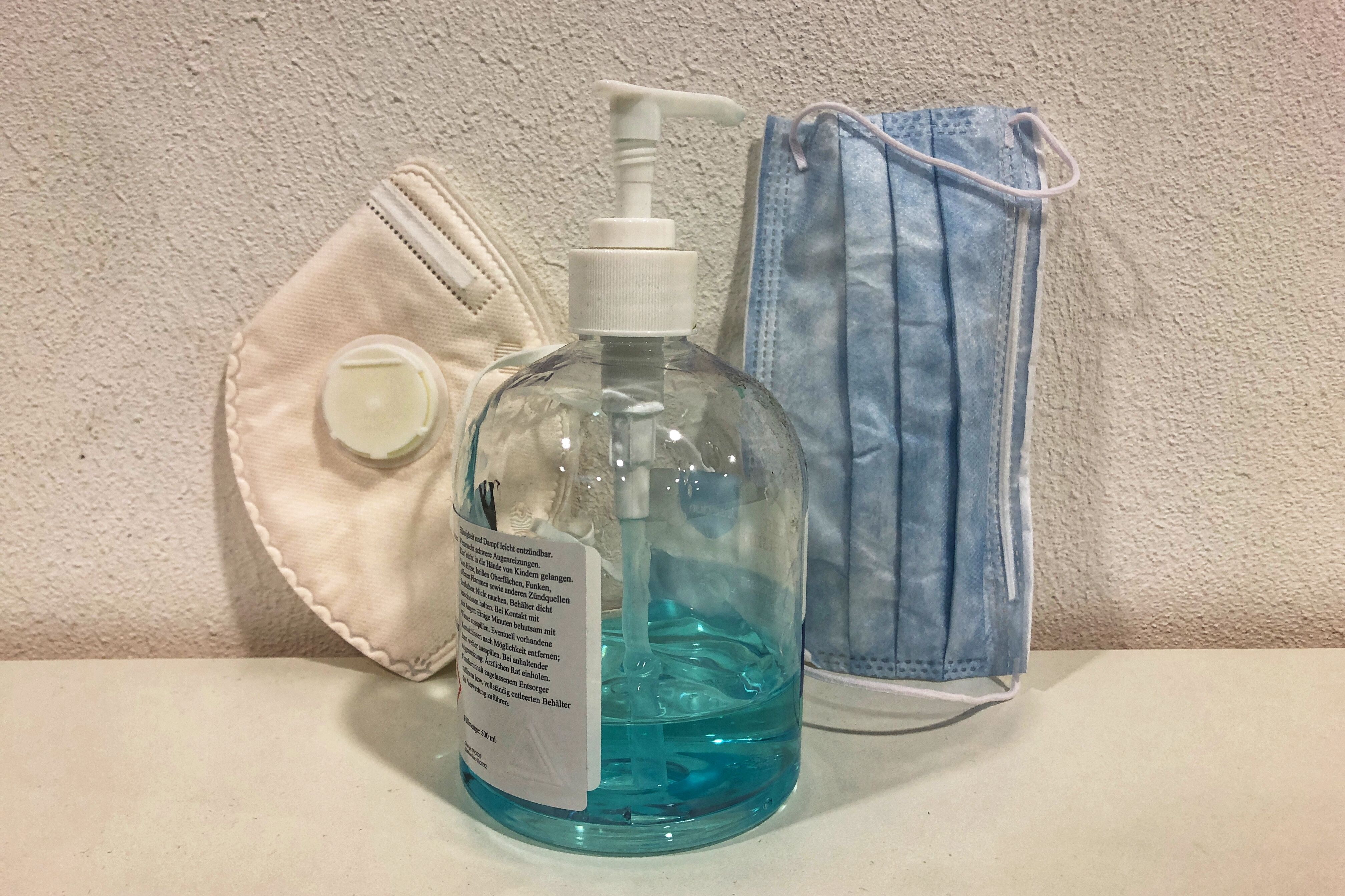 Desinfektionsmittel, FFP2 Maske und OP Maske
