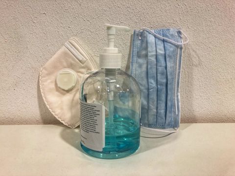 Desinfektionsmittel, FFP2 Maske und OP Maske