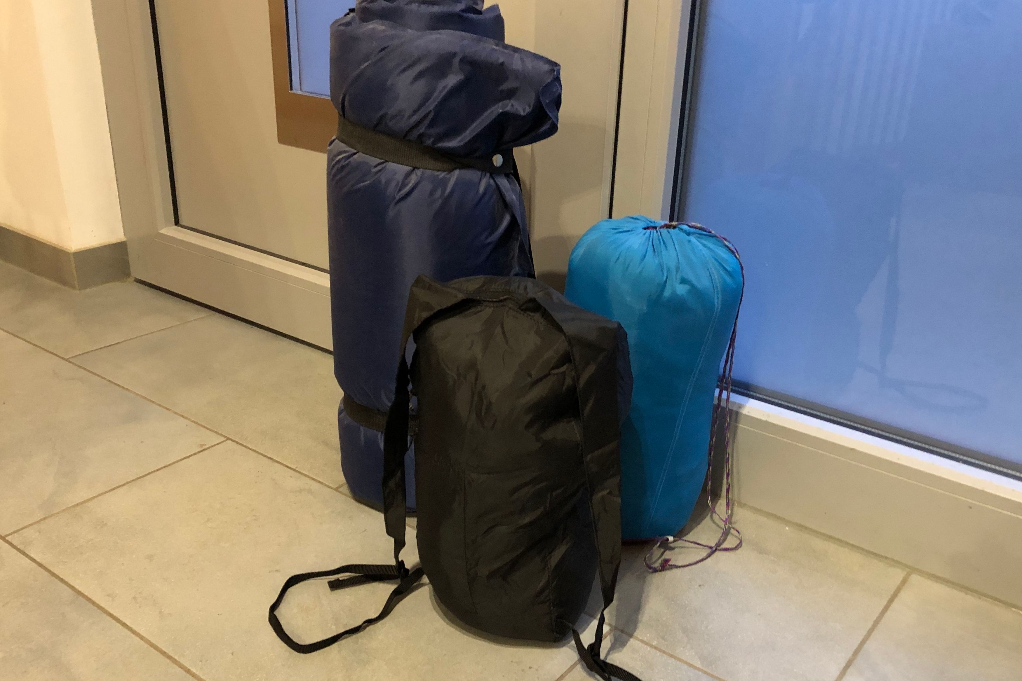 Notgepäck: Isomatte, Schlafsack und kleiner Rucksack