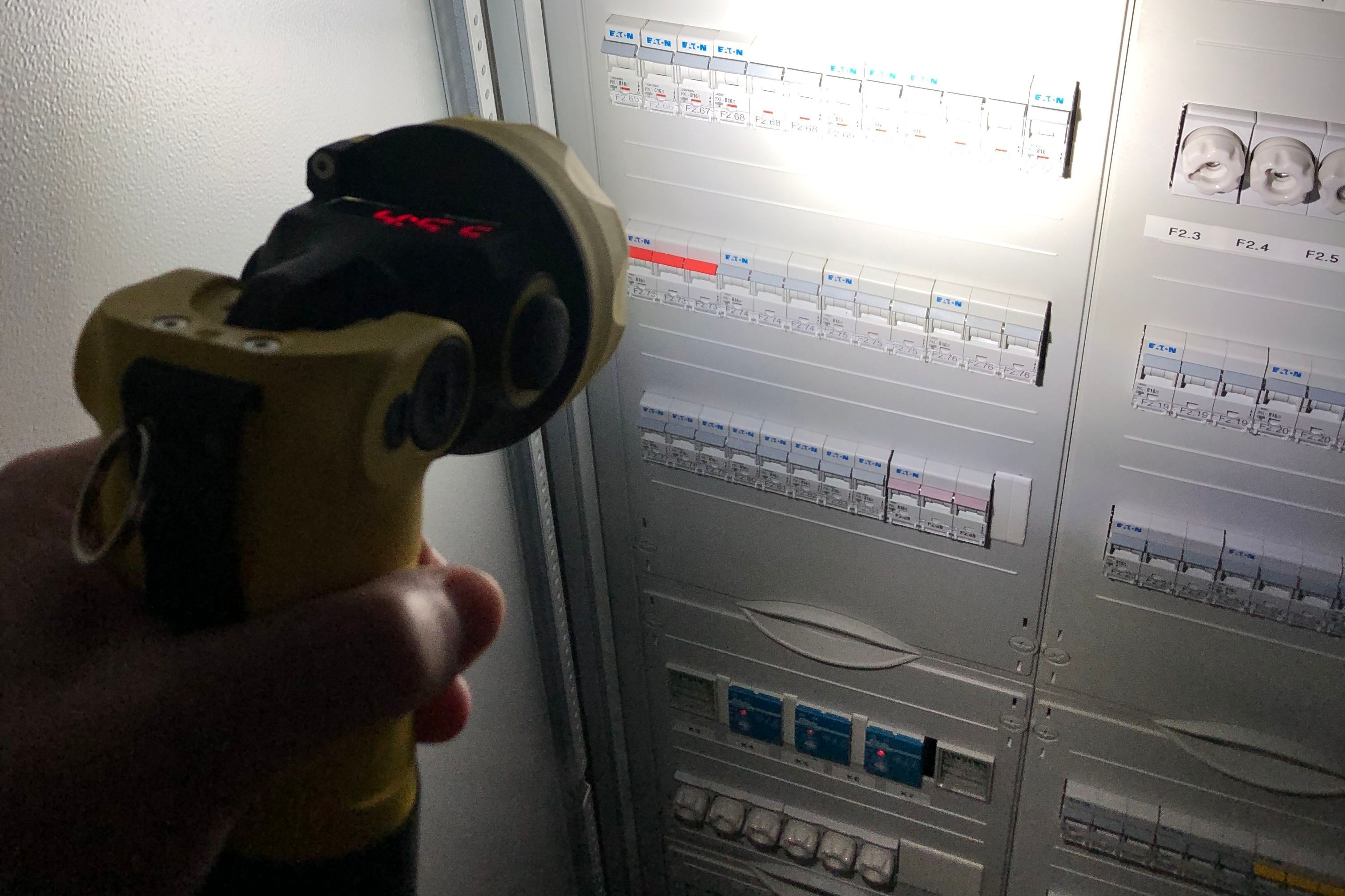 Sicherungskasten, Kontrolle mit Taschenlampe