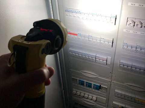 Sicherungskasten, Kontrolle mit Taschenlampe