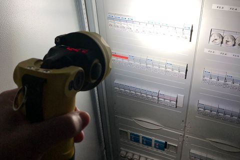 Sicherungskasten, Kontrolle mit Taschenlampe