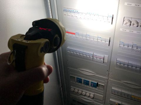 Sicherungskasten, Kontrolle mit Taschenlampe