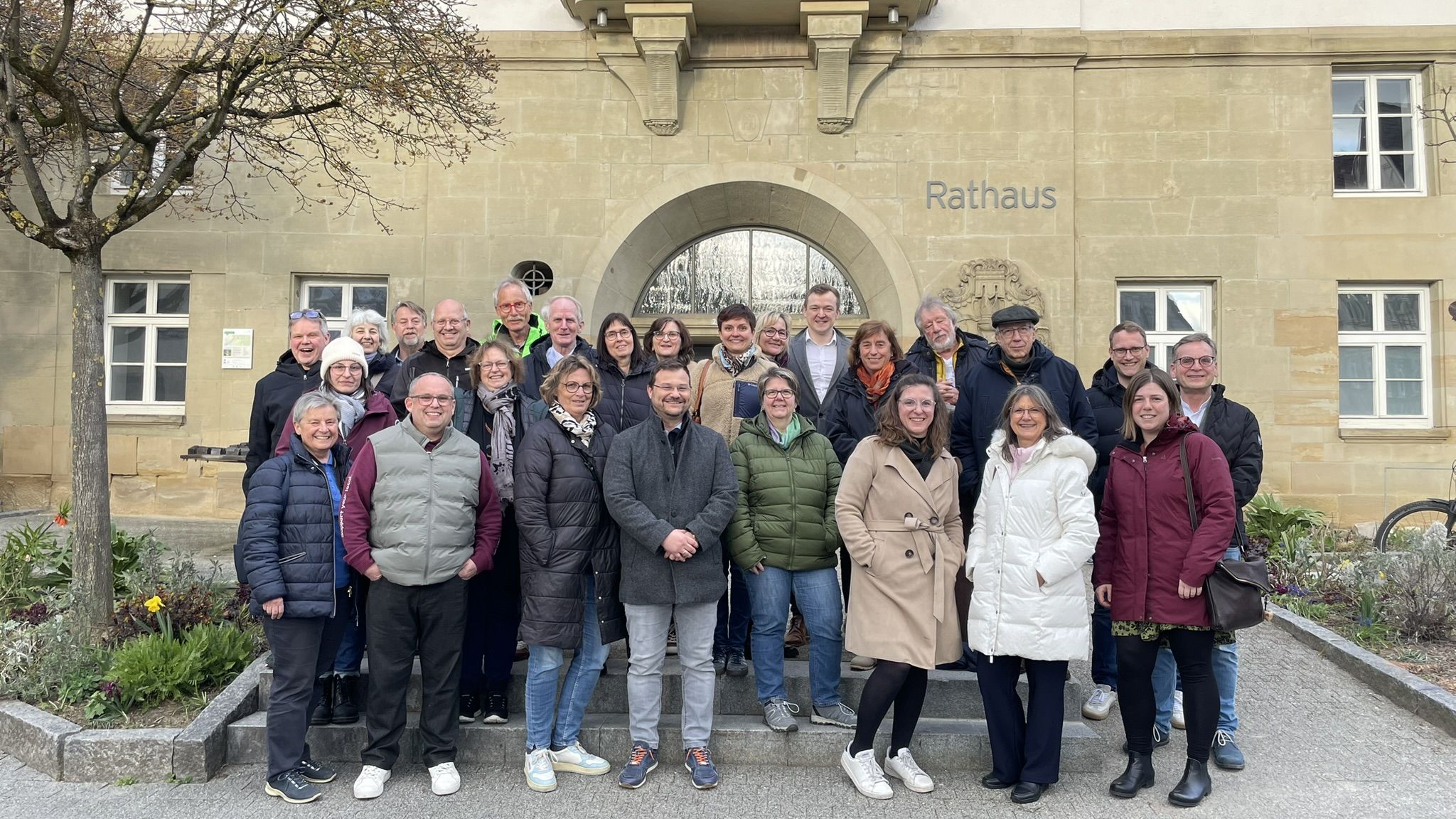 Mitglieder des Gemeinderats, des Handels- und Gewerbevereins (HGV)), der Gemeindeentwicklung sowie der Gemeindeverwaltung vor dem Herrenberger Rathaus..