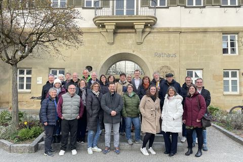 Mitglieder des Gemeinderats, des Handels- und Gewerbevereins (HGV)), der Gemeindeentwicklung sowie der Gemeindeverwaltung vor dem Herrenberger Rathaus..