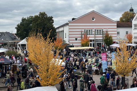 Marktplatz mit Ständen und Besuchern 
