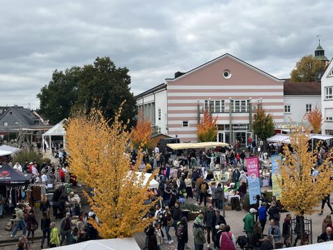 Marktplatz mit Ständen und Besuchern 