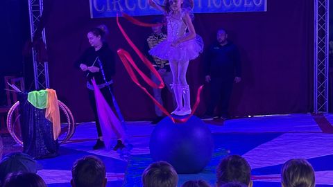 Artisten des Zirkus Piccolo auf der Bühne