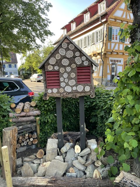 das Bild zeigt ein Insektenhotel