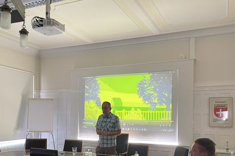 Volker Kugel im Sitzungssaal des Rathauses mit interessierten Besuchern