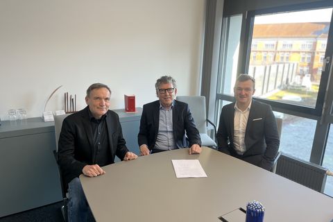 Auf dem Bild sind BM Treiber, H. Schaffer und Pfarrer Walz beim Notartermin zu sehen