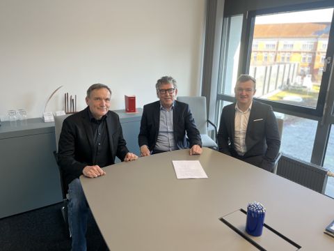 Auf dem Bild sind BM Treiber, H. Schaffer und Pfarrer Walz beim Notartermin zu sehen