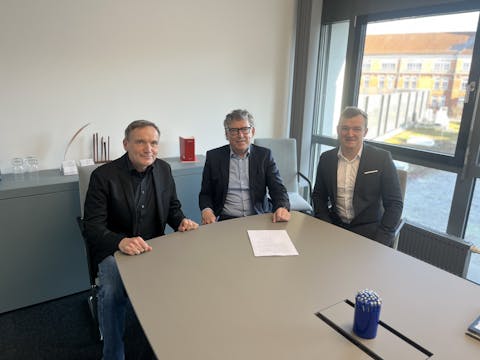 Auf dem Bild sind BM Treiber, H. Schaffer und Pfarrer Walz beim Notartermin zu sehen