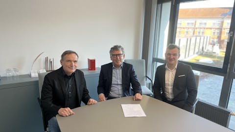 Auf dem Bild sind BM Treiber, H. Schaffer und Pfarrer Walz beim Notartermin zu sehen