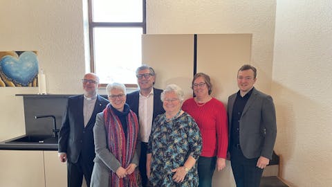 Bild zeigt den Vorstand der Hilde und Hermann Walter-Stiftung mit Pastor Stefan Reinhardt
