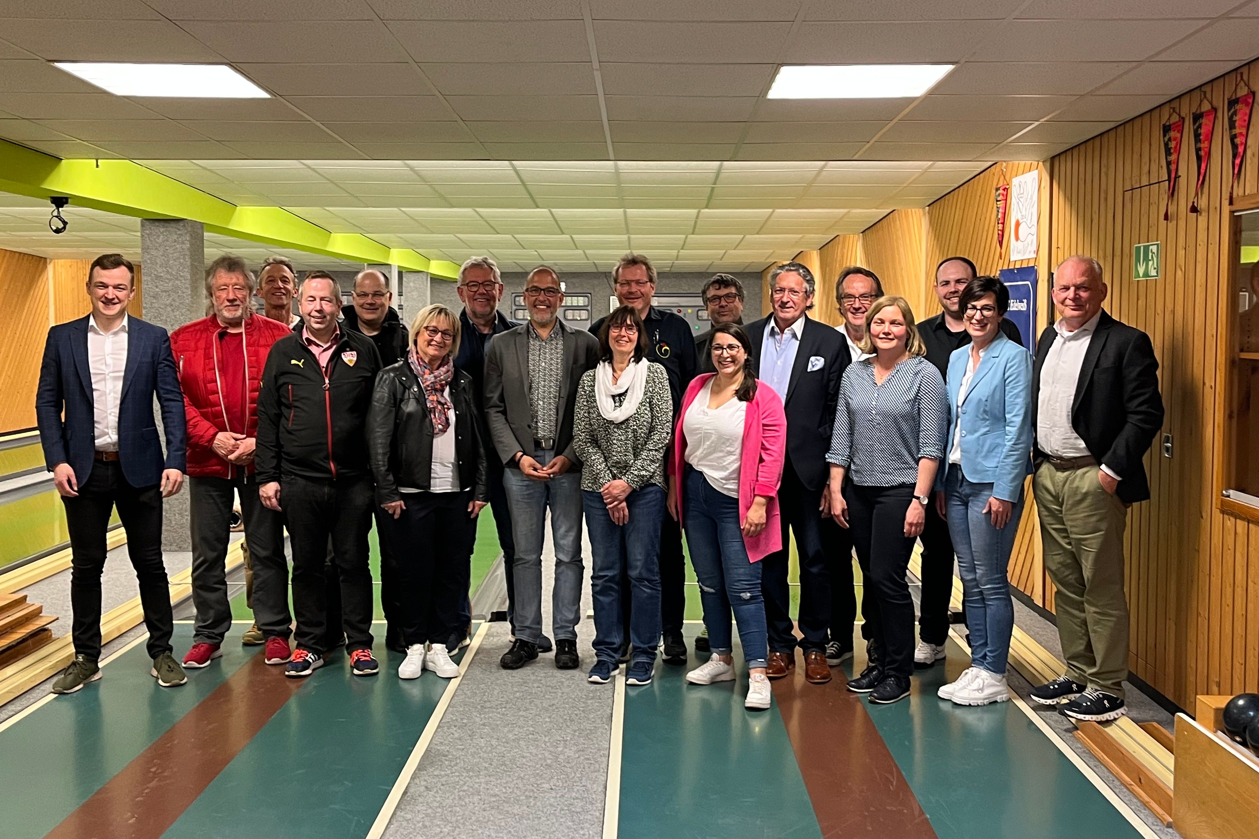 Das Bild zeigt den Gemeindrat beim Abschluss der Klausurtagung auf der Kegelbahn.