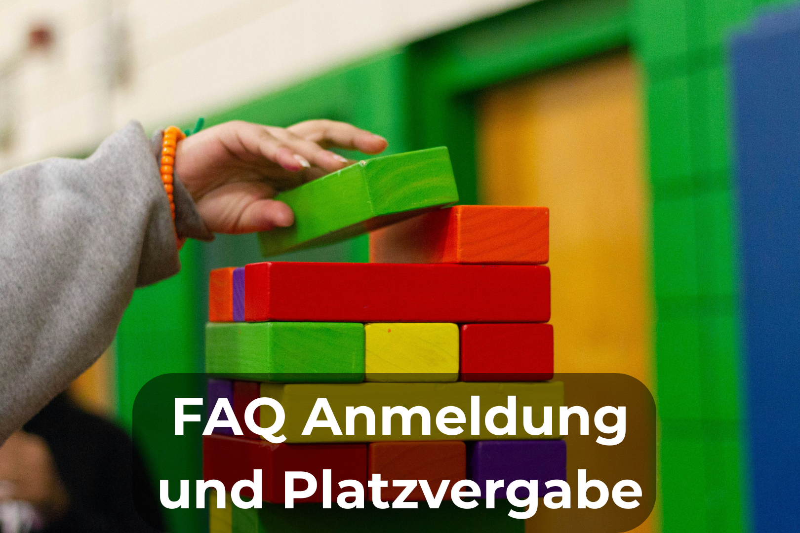 Symbolbild: FAQ Anmeldung und Platzvergabe - im Hintergrund ein Kind, welches Bauklötze aufeinader stapelt.
