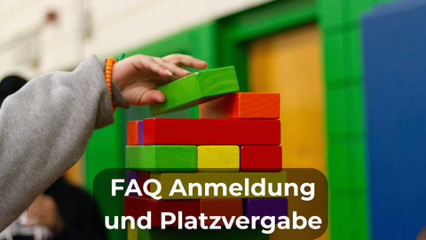 Symbolbild: FAQ Anmeldung und Platzvergabe - im Hintergrund ein Kind, welches Bauklötze aufeinader stapelt.