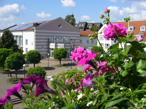 Das Bild zeigt den Marktplatz und die Staufenhalle.