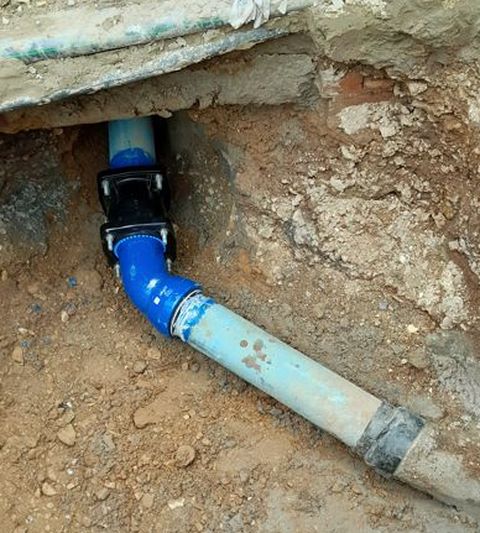 Freigelegte Wasserleitung in einer Baugrube