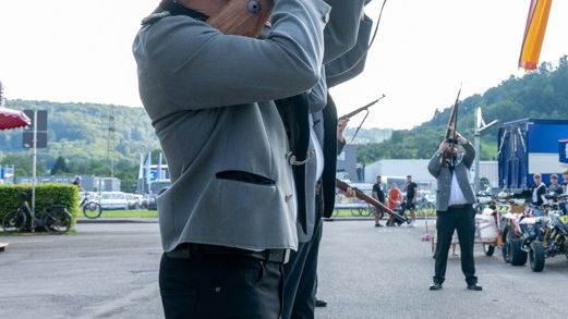 Schützenverein Plüderhausen beim Salutschießen  