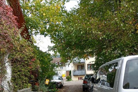 abgestellte Autos in einer engen Straße